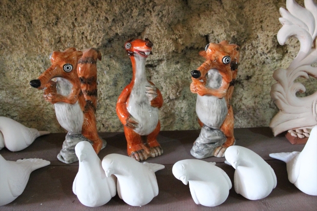 Avanos çamurundan film karakterlerinin heykellerini yapıyor